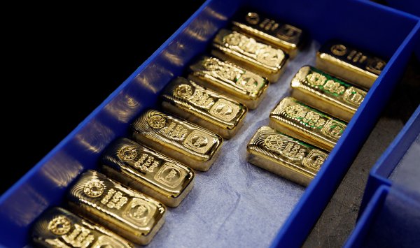 Золото стабилизируется на ожиданиях дальнейшего снижения процентных ставок в США