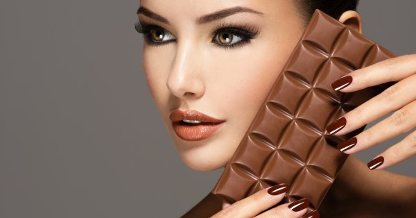 Ресницы цвета какао – коричневая тушь – самый горячий и сладкий тренд этой осени.