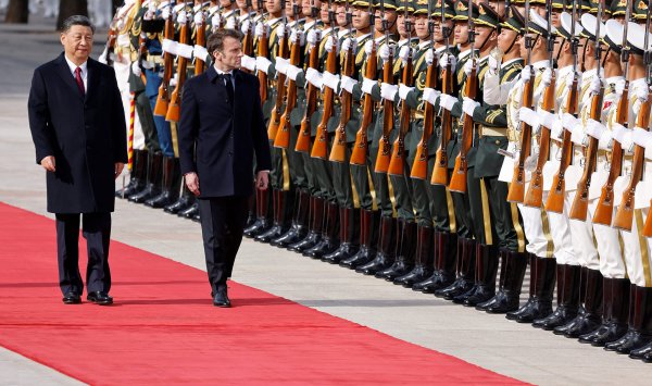 Си пытается склонить на свою сторону Макрона в его миссии по изоляции премьер-министра Японии