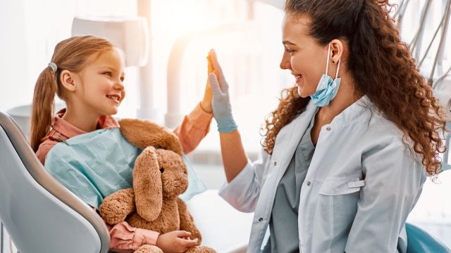 Почему важно посещать стоматолога в раннем детстве?