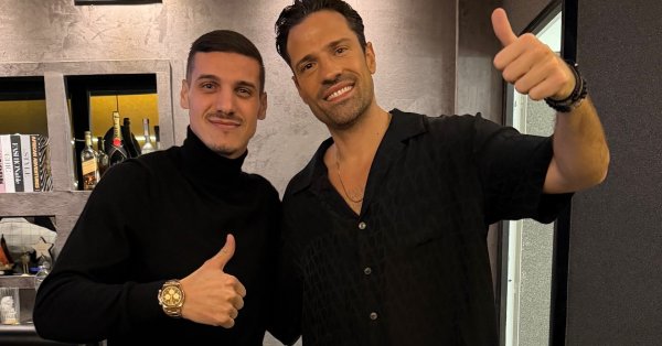 Кирил Десподов празднует с Деспиной Ванди и Аргиросом