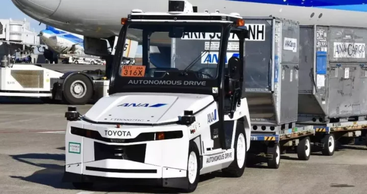 Беспилотные тягачи Toyota начали перевозить багаж в самом загруженном аэропорту Японии