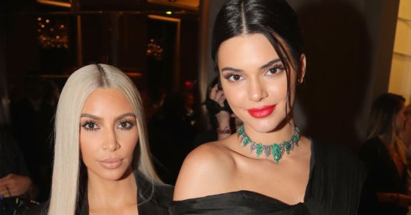 Кендалл Дженнер показала минималистичный праздничный декор на своем ранчо стоимостью 23 миллиона долларов.