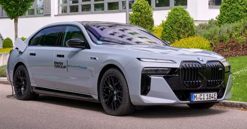 BMW рассматривает возможность установки двигателей внутреннего сгорания во флагманские электромобили, — Bloomberg