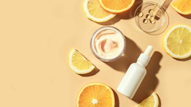 Витамин С — мощный антиоксидант для кожи.