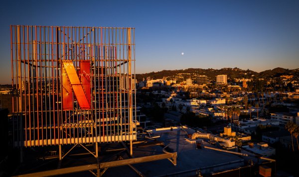 Netflix рефинансирует часть кредита Warner Bros. в размере 59 миллиардов долларов.