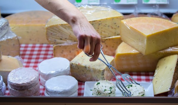 Цены на масло, молоко и сыр упали из-за «ошеломляющего» производства