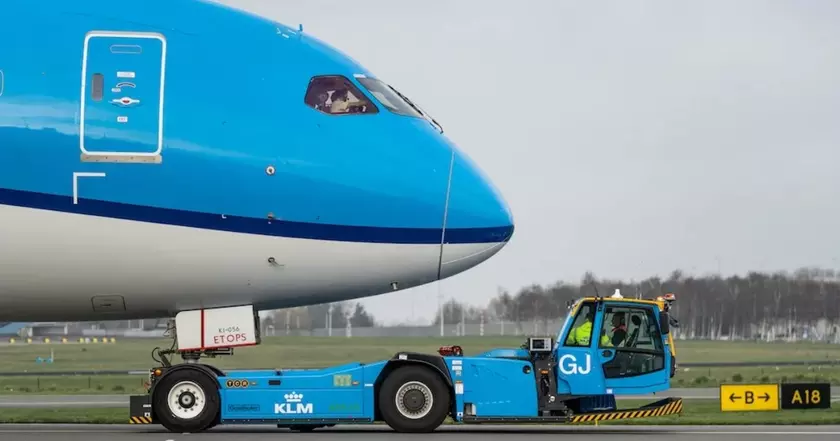 KLM ввела в эксплуатацию первые электрические авиационные тягачи в аэропорту Схипхол