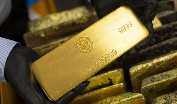 Золото стабилизируется в конце рекордного для драгоценных металлов года