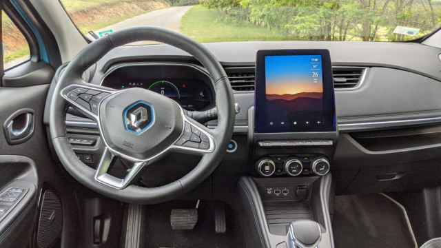 Рено Зое, Пежо е208, тест-драйв