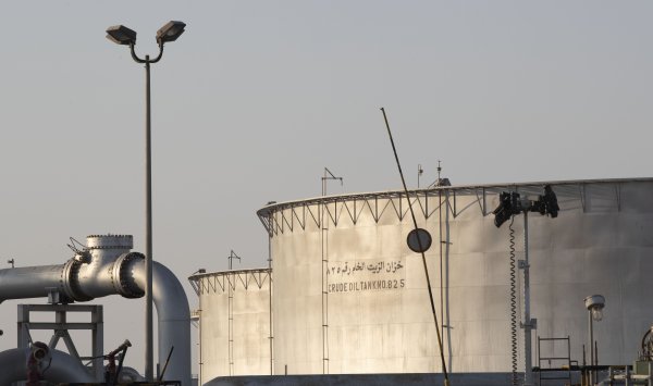 Цены на нефть выросли после того, как ОПЕК+ заморозила уровни добычи до начала 2026 года.