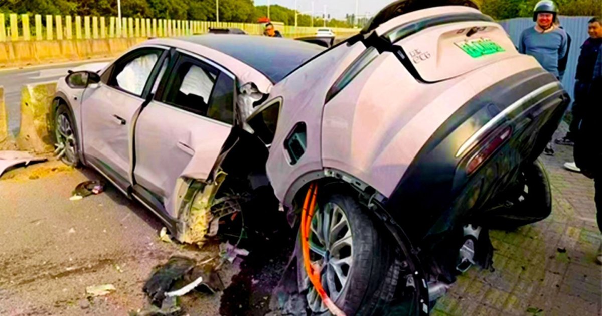 Китайский электромобиль развалился в результате ужасной аварии