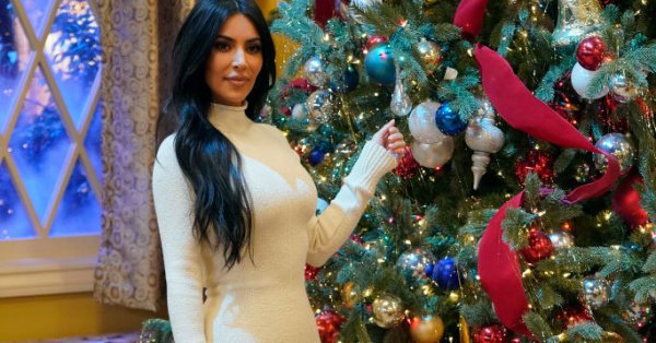 Праздник или китч – Ким Кардашьян украсила свой дом десятками елок