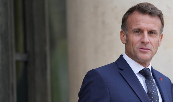 Макрон находится под сильным давлением, чтобы он сам ушел с поста президента.