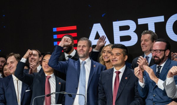 Американский биткойн рухнул менее чем за полчаса и усугубил криптопроблемы Трампа