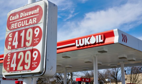 Владельцы заправок «Лукойл» в США попали под санкции