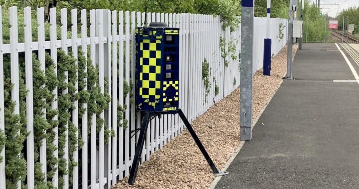 Загадочное устройство на дороге вызывает панику у водителей