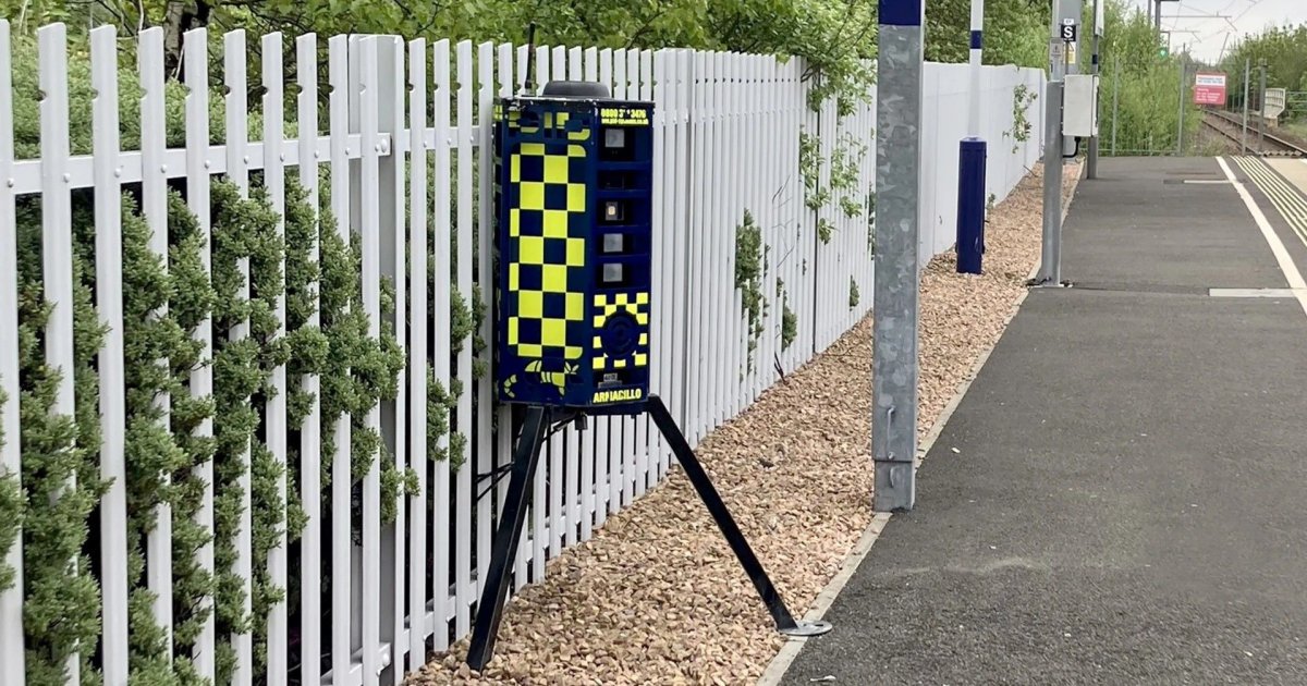 Загадочное устройство на дороге вызывает панику у водителей