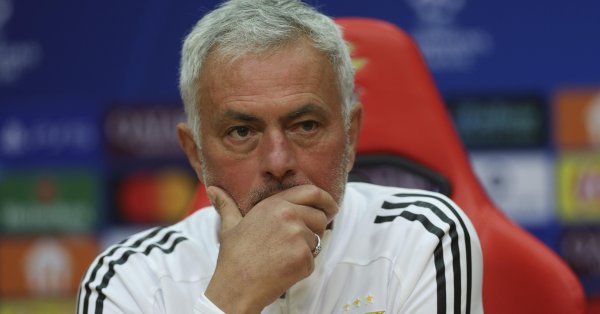 Моуринью удивил журналиста подарком на пресс-конференции