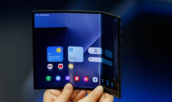 Samsung выпустила свой первый тройной складной телефон раньше складного iPhone