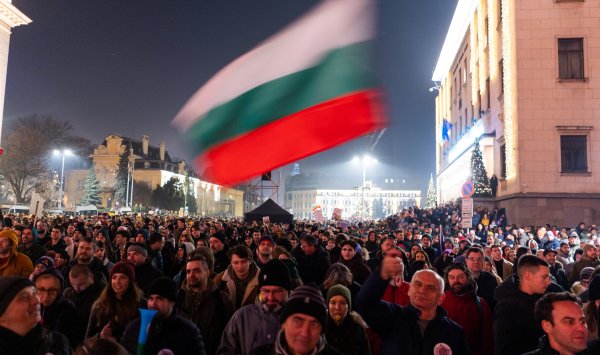 Важный момент Болгарии с евро был омрачен политическими потрясениями