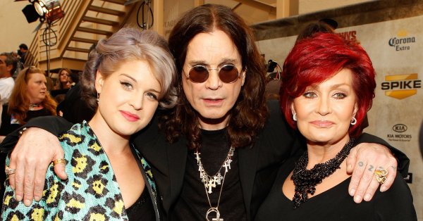 Шэрон и Келли Осборн впервые появляются после трагической смерти легенды Black Sabbath Оззи Осборна.