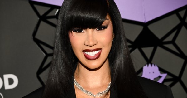 Карди Би дебютировала с новым пирсингом и продемонстрировала великолепную фигуру всего через месяц после рождения четвертого ребенка