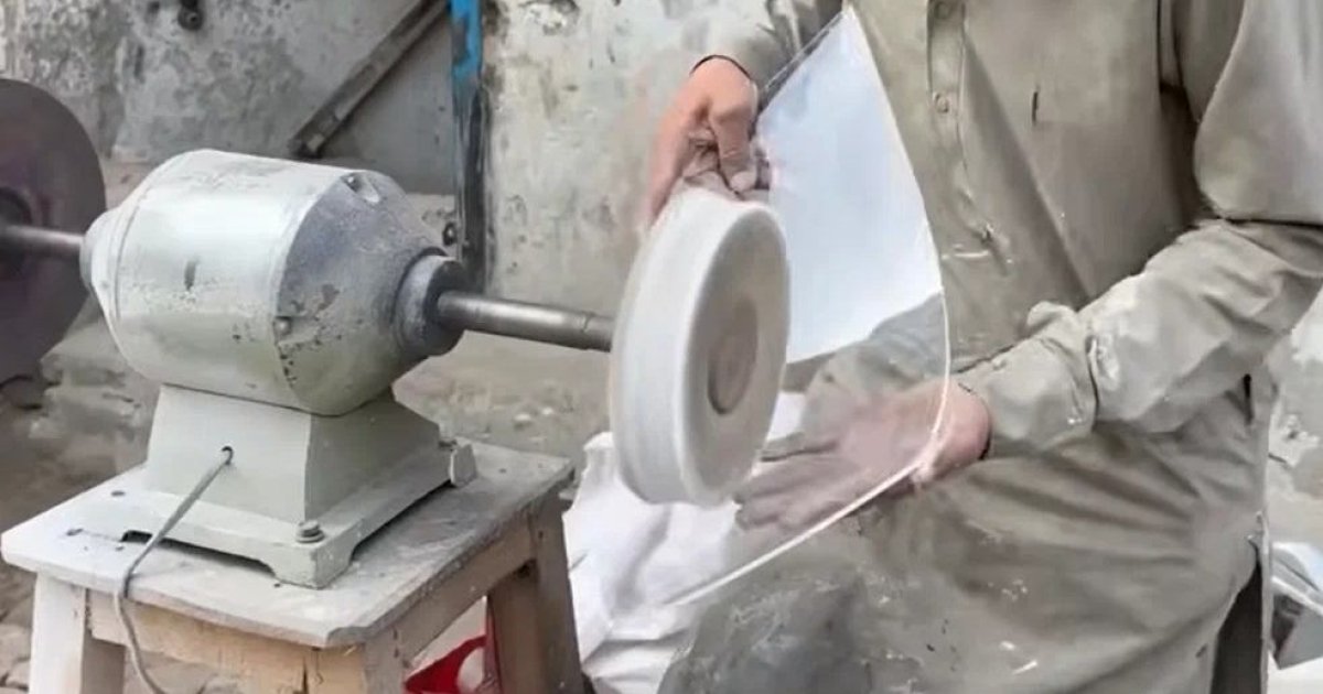 Посмотрите, как уличные мастера творят чудеса со старыми и сломанными фарами.