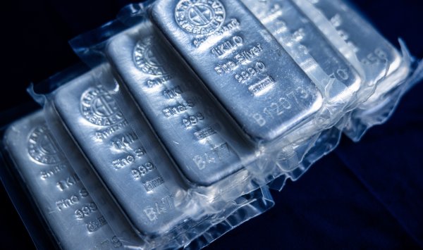 Серебро впервые подскочило выше 60 долларов, и спекулянты гонятся за импульсом роста