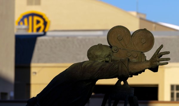 Warner Bros. призывает инвесторов отклонить предложение Paramount