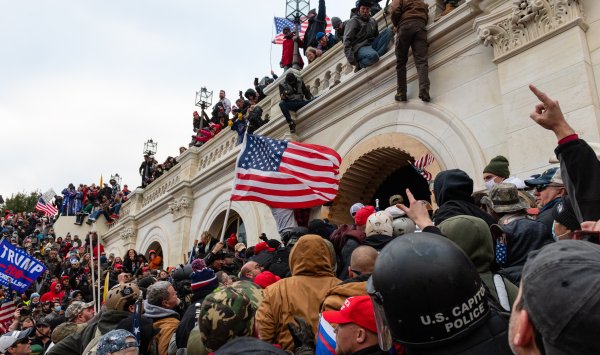 Трамп помиловал их за «6 января». Теперь они хотят миллионы долларов