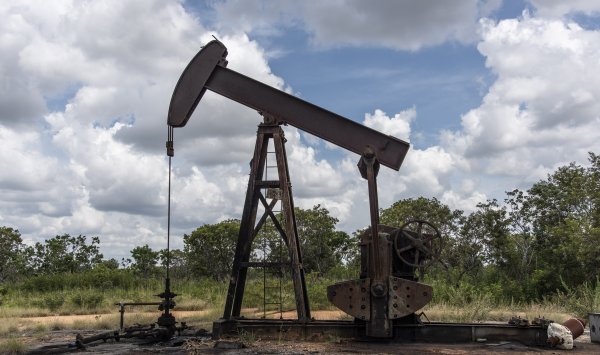 Венесуэла начинает закрывать нефтяные скважины из-за блокады США