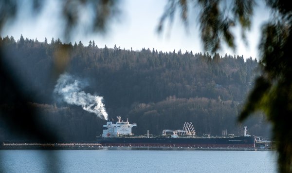 Трамп заставил китайские нефтеперерабатывающие заводы переехать в Канаду