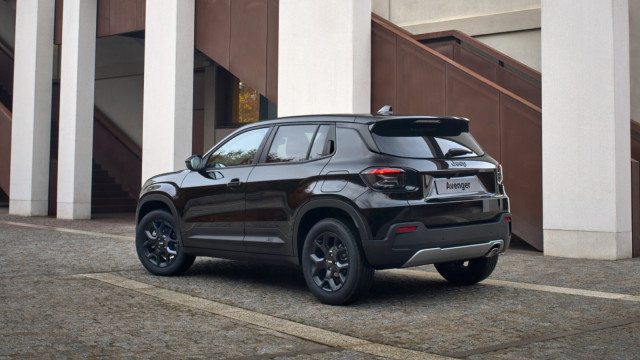 Джип Авенджер Блэк Эдишн-1