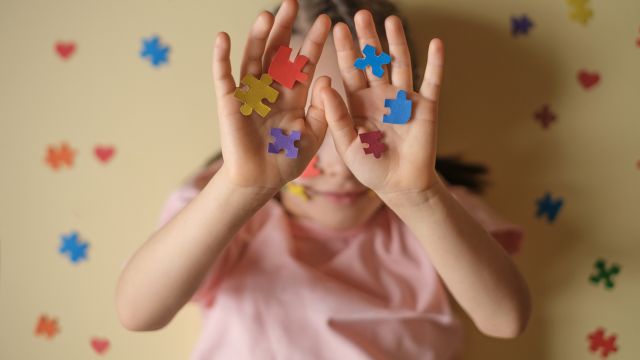 Аутичные люди по-разному выражают свои эмоции