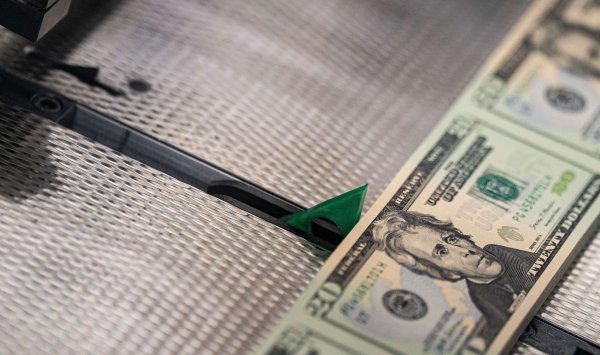 Доллару предстоит худшая неделя с июня из-за «политического кошмара» в США