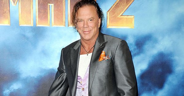 Микки Рурк требует пожертвований от фанатов после долга в 60 000 долларов