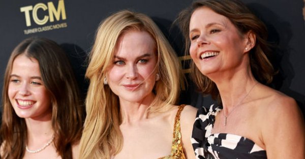 Николь Кидман обнимается с младшей сестрой Антонией и рассказывает, кто ее больше всего поддерживает во время развода