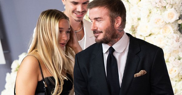 Харпер Бекхэм признана лучшей на свадьбе Холли Рэмси в атласе и перьях