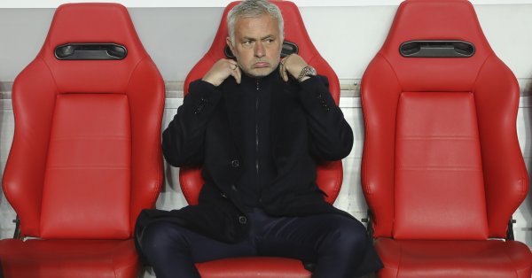 И выгонит ли его «Бенфика»? Моуринью плюет на своих игроков