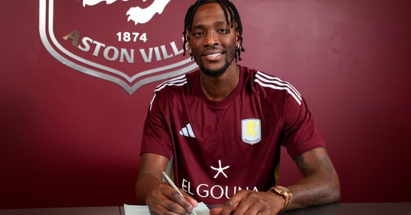 «Астон Вилла» обеспечила конкуренцию своему лучшему бомбардиру