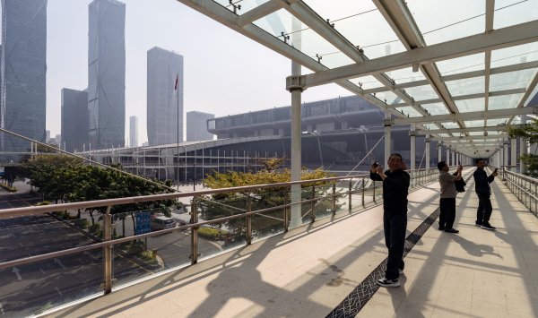 Профицит торгового баланса Китая в размере 1,2 триллиона долларов незаметно перетекает на мировые рынки.