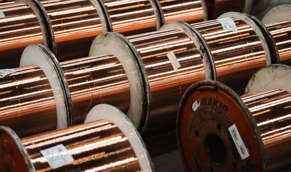 Высокий спрос в Китае толкает цену на медь выше 14 000 долларов за тонну.