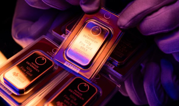 Золото продолжает рост выше $5000 на фоне ослабления доллара