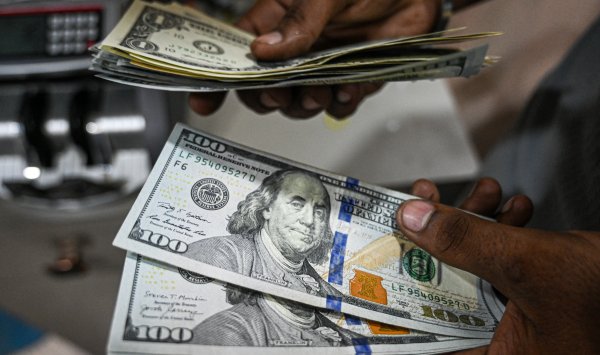 Давление на доллар растет, поскольку трейдеры спорят по поводу его обесценивания