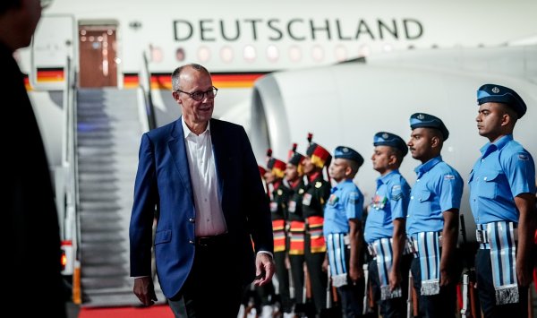 Мерц проводил деловые и военные сделки в Индии во время своего первого визита в Азию.