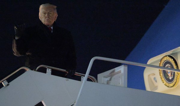 Повреждение самолета Трампа задерживает поездку в Давос