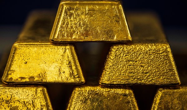 Золото на новом рекорде из-за Ирана и сомнений в независимости ФРС