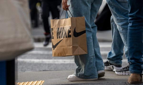 Nike ожидает снижения выручки, LVMH сменяет руководство Живанши