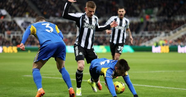 Груев сделал результативную передачу, но «Лидс» проиграл со счетом 3:4 в невероятной драме